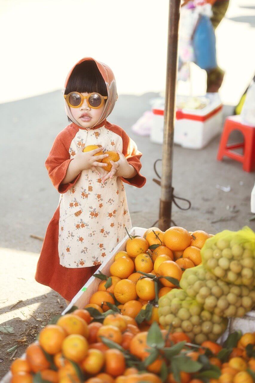 Niñas con fruta de cultivo