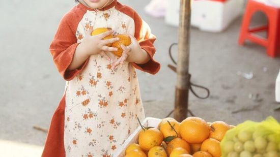 Niñas con fruta de cultivo