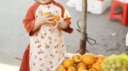 Niñas con fruta de cultivo