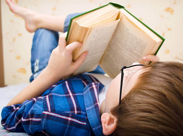 Niño-leyendo