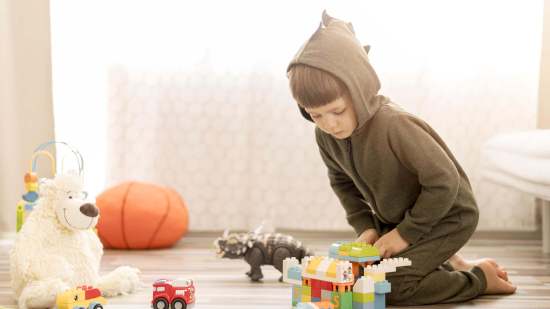 full-shot-kid-costume-playing