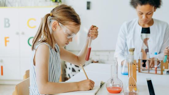 Tabla periódica de los elementos explicada para niños - Fuente: Pexels