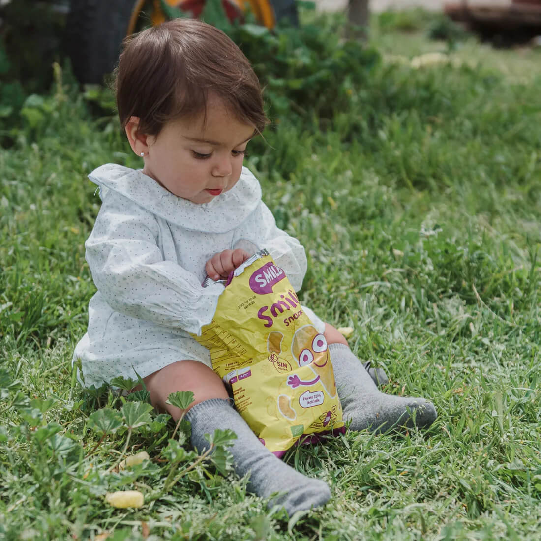 Bebé comiendo snacks ecológicos