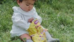 Bebé comiendo snacks ecológicos