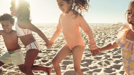 Un grupo de niños jugando en la playa
