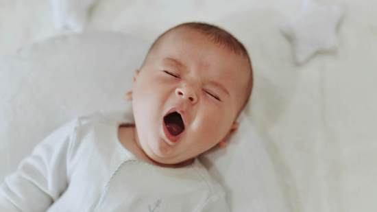 Bebé bostezando