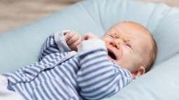 Por qué un bebé llora mientras duerme
