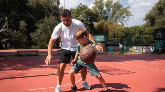 Padre e hijo jugando al baloncesto