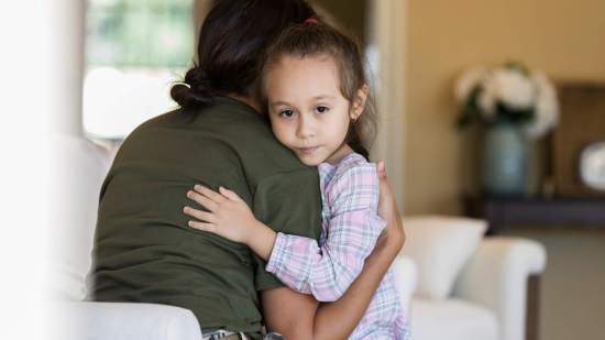 Madre e hija, abrazadas