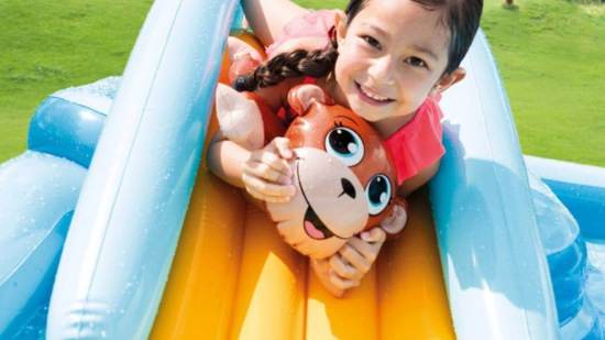 Una niña jugando en una piscina hinchable