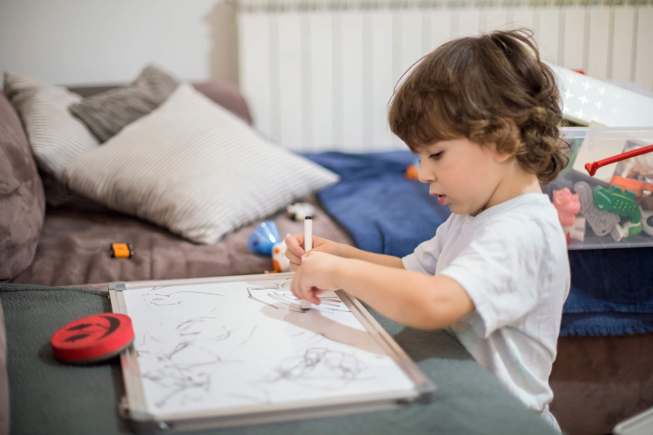 Un niño se concentra dibujando