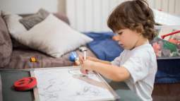 Un niño se concentra dibujando