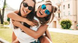 50 frases para dedicar a las amigas