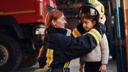 Una bombero, con un peque