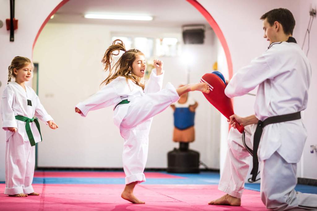 Niña haciendo taekwondo