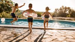 La piscina es el lugar más divertido de los niños, pero también puede ser muy peligroso.