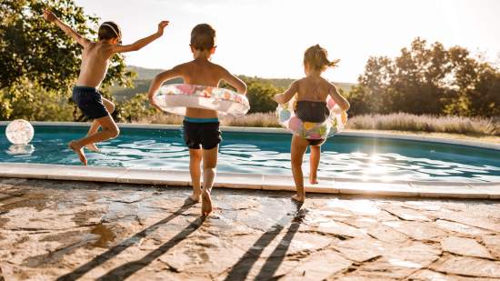 La piscina es el lugar más divertido de los niños, pero también puede ser muy peligroso.