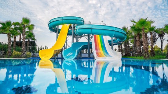 10 hoteles con toboganes en Cataluña para disfrutar con los niños
