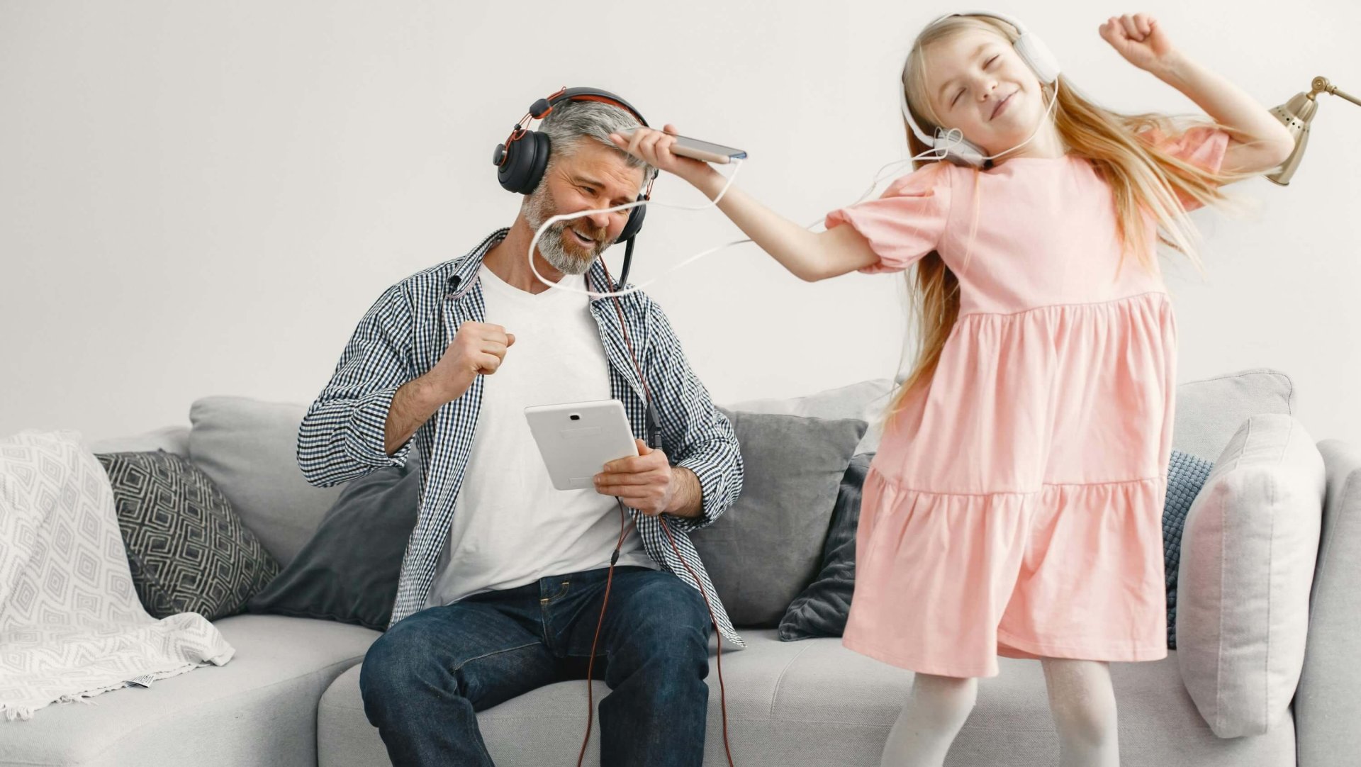 Canciones del verano clásicas para bailar con niños: hits que harán moverse a toda la familia
