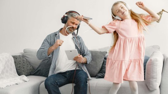 Canciones del verano clásicas para bailar con niños: hits que harán moverse a toda la familia