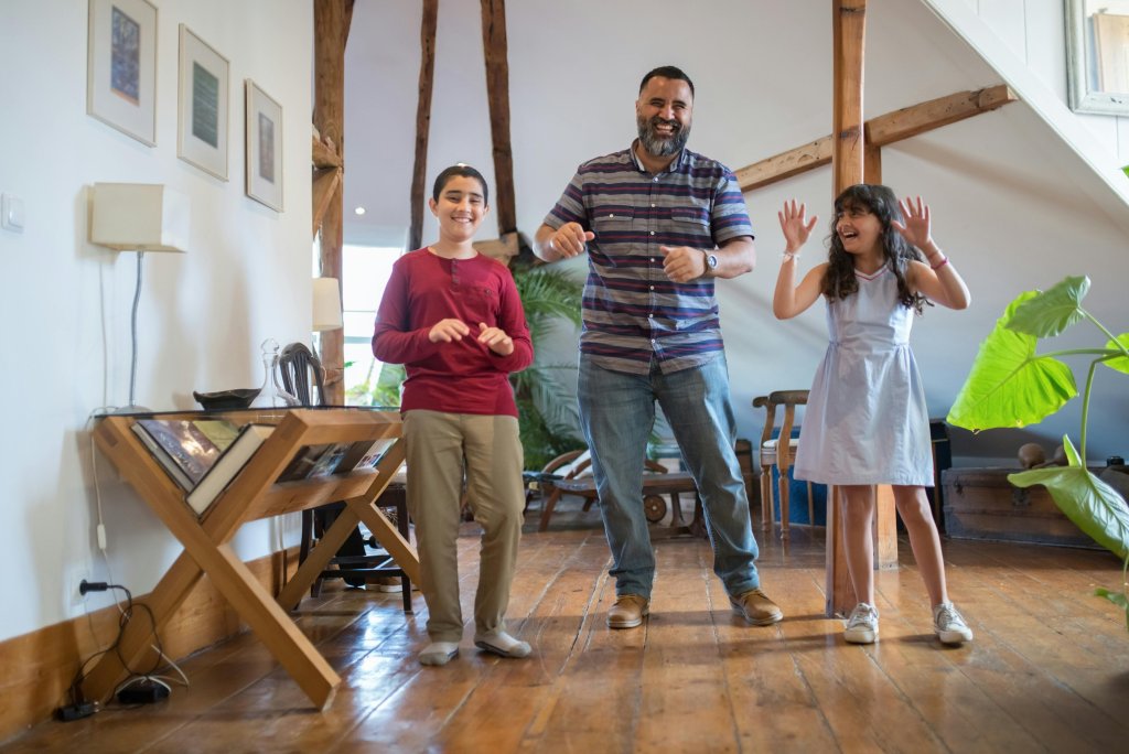 Canciones del verano clásicas para bailar con niños: hits que harán moverse a toda la familia