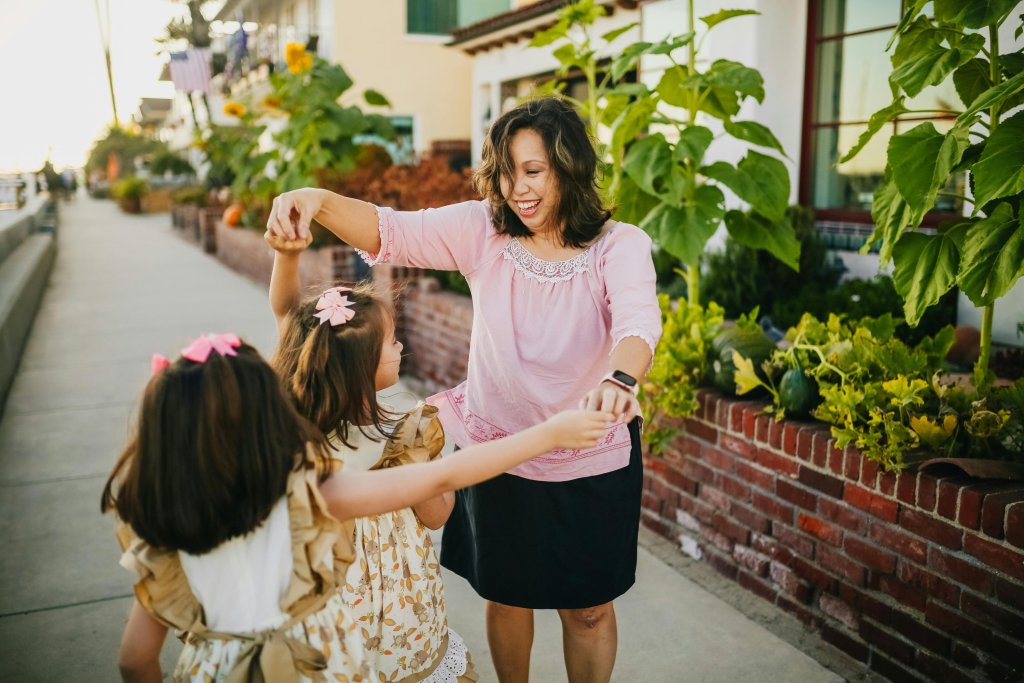 Canciones del verano clásicas para bailar con niños: hits que harán moverse a toda la familia