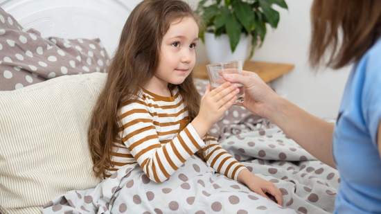 Por qué los niños piden agua cuando están en la cama