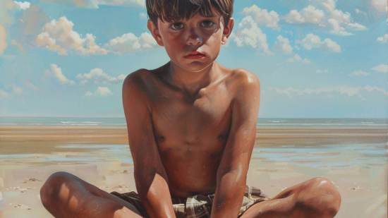 Un niño en la playa, serio y aburrido