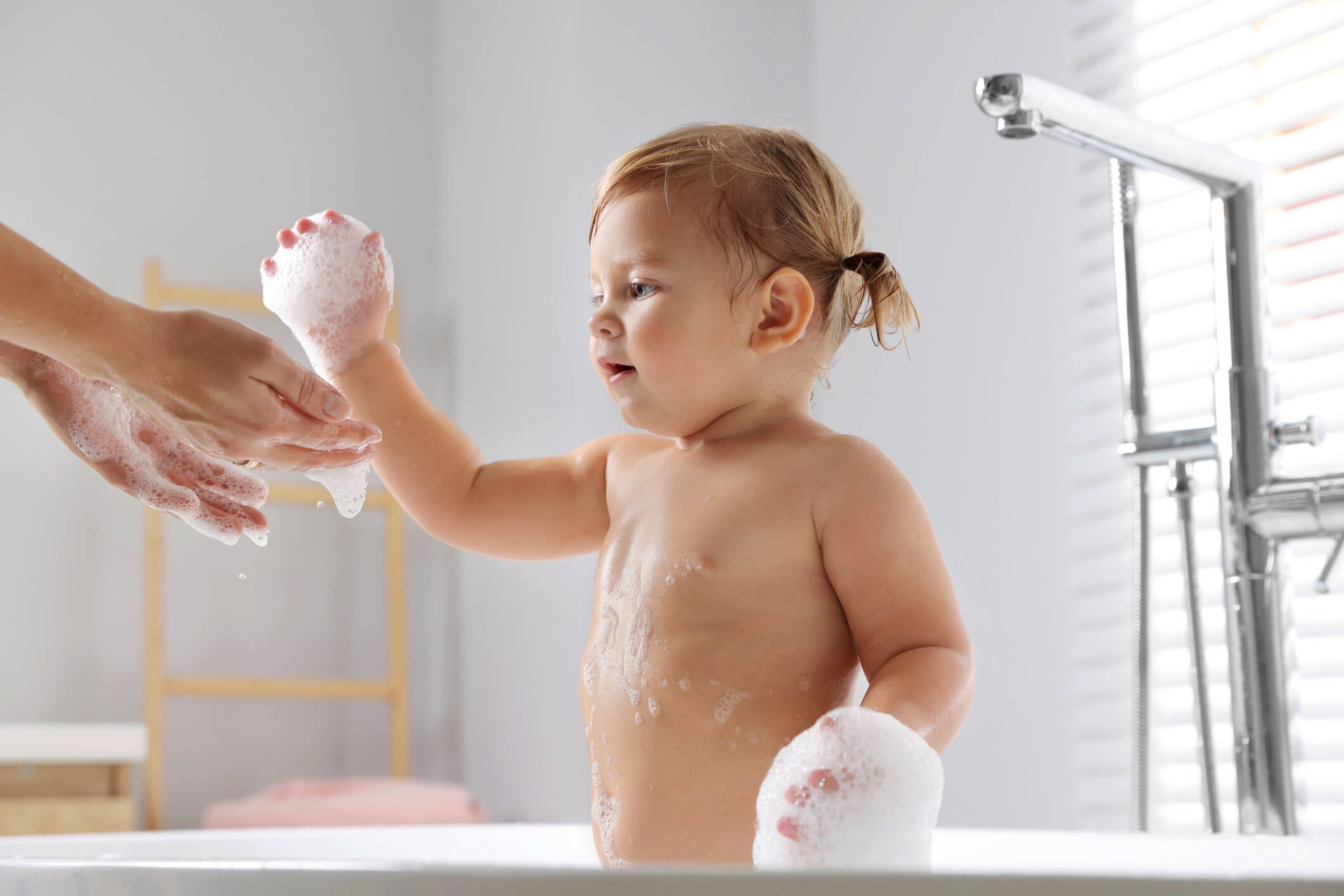 Así podemos reforzar el vínculo con nuestros hijos en la hora del baño