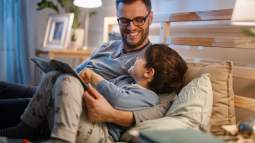 Padre e hijo leyendo un cuento