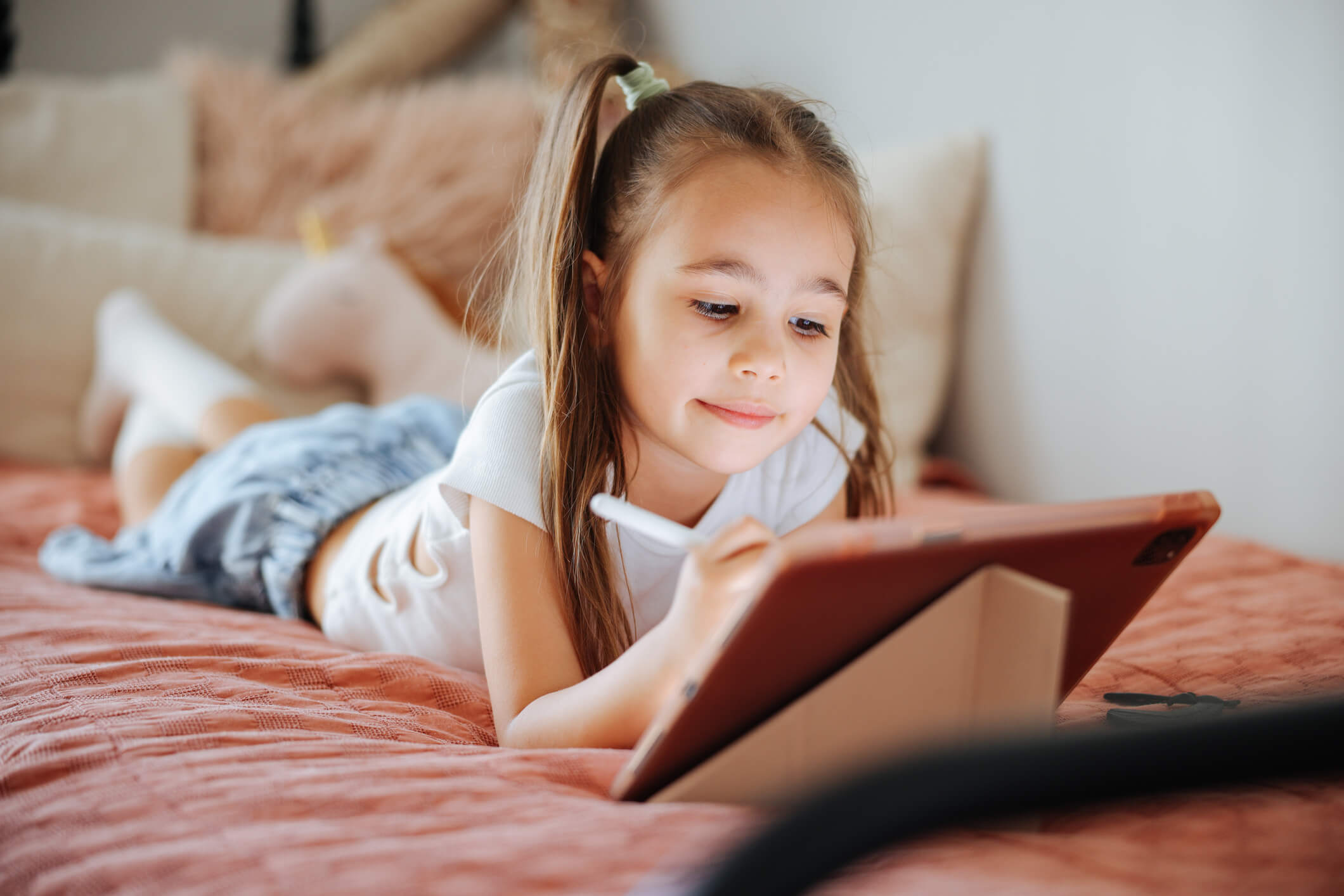 Niña estudiando con una tablet