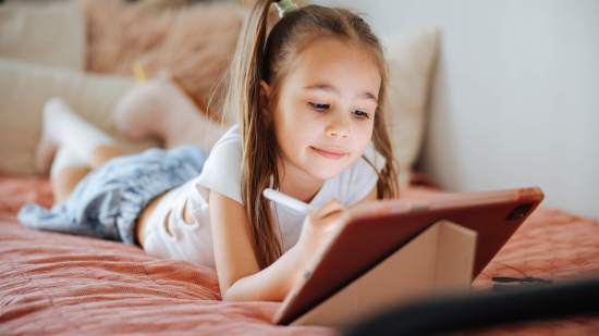 Niña estudiando con una tablet