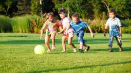 Niños jugando con una pelota