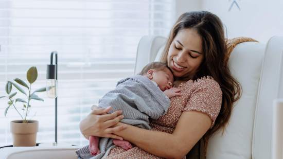 Madre sosteniendo a su bebé recién nacido