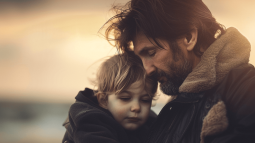 Un padre y su hijo, unidos