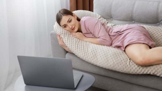Cómo puede ayudarte una almohada para embarazadas a dormir mejor