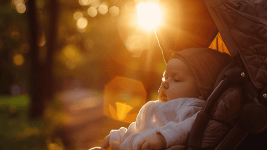Un bebé dormido mientras pasea