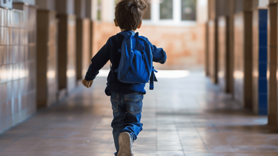 zinetmedia_nio_de_espaldas_corriendo_en_la_escuela_--ar_43_6e3800de-39ad-475f-8ace-a533056a844e_1