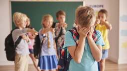 Cómo enseñar a mi hijo a no burlarse de los demás