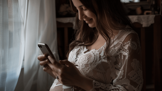 zinetmedia_Fotografa_mujer_embarazada_mirando_el_mvil_b01ae7e6-9452-4e1f-a4e1-86bdc52624d4_0