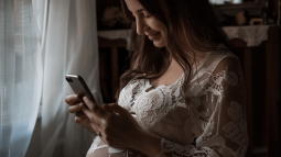zinetmedia_Fotografa_mujer_embarazada_mirando_el_mvil_b01ae7e6-9452-4e1f-a4e1-86bdc52624d4_0
