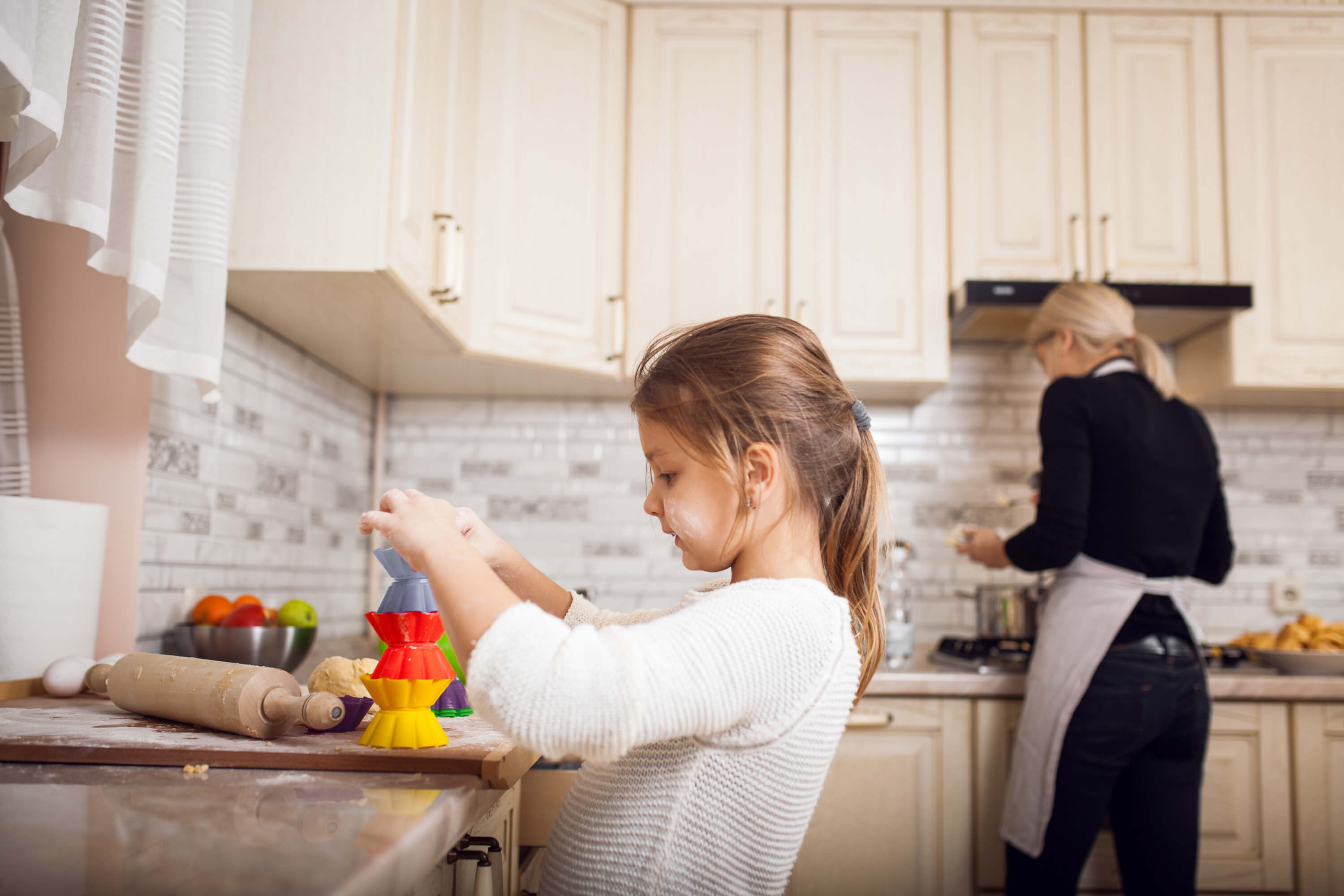 Niños pequeños que quieren hacer todo solos - Freepik