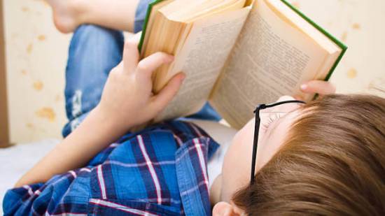 Niño-leyendo