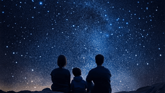 zinetmedia_Fotografa_familia_contemplando_cielo_con_estrellas_dae622ac-6038-4ac9-825a-36757b5def80_2