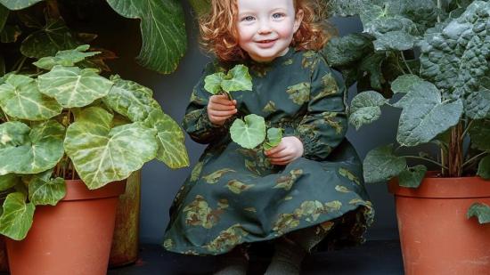 Niña_Plantas