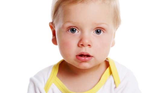 Padres con ojos marrones e hijo con ojos azules