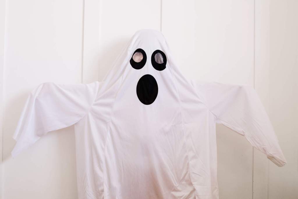 Disfraz casero de fantasma para niño o niña. - Javier Isorna/Freepik