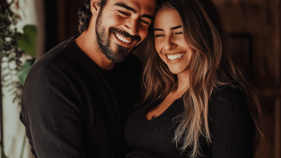 zinetmedia_Fotografa_hombre_feliz_junto_a_su_mujer_embarazada_ac67d21b-12bd-4547-8081-d1f3d72b435c_1