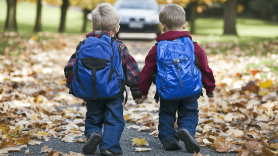 Niños mochilas