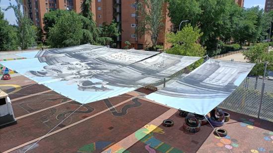 La lona, instalada en el patio, con la imagen de la Puerta de Alcalá para ser vista desde arriba